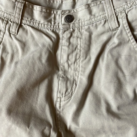 Hurley Tan Khaki Cargo 6 Pocket Shorts 26” high waist EUC sz 10/12 medium - Picture 6 of 7